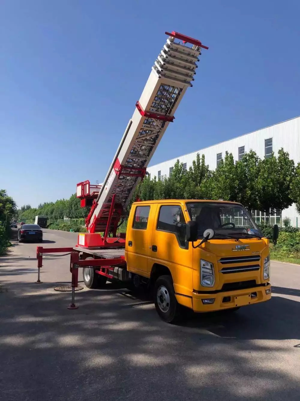 洛龙附近的云梯车出租服务：轻松解决高空作业需求